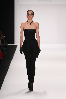 silkskin elbise giyen pist model yürür