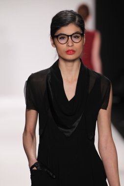 silkskin elbise giyen pist model yürür