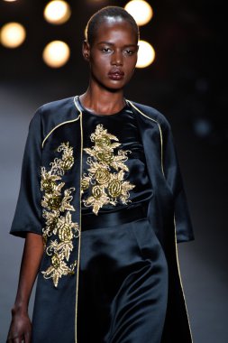 Model Naeem Khan koleksiyonunda podyumda yürüyor