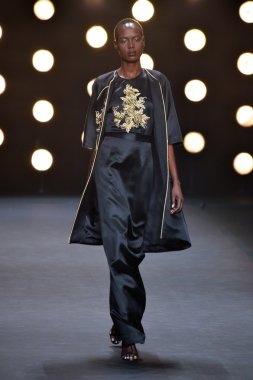 Model Naeem Khan koleksiyonunda podyumda yürüyor