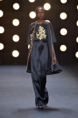 Model Naeem Khan koleksiyonunda podyumda yürüyor