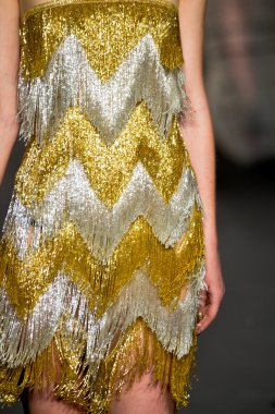 Model Naeem Khan koleksiyonunda podyumda yürüyor