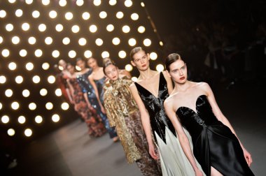 Model Naeem Khan koleksiyonunda podyumda yürüyor