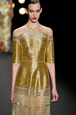 Model Naeem Khan koleksiyonunda podyumda yürüyor