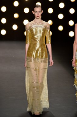 Model Naeem Khan koleksiyonunda podyumda yürüyor