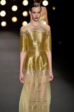 Model Naeem Khan koleksiyonunda podyumda yürüyor