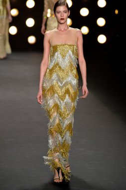 Model Naeem Khan koleksiyonunda podyumda yürüyor