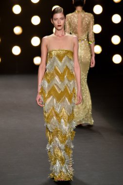 Model Naeem Khan koleksiyonunda podyumda yürüyor