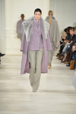 model yürür pist ralph lauren gösterisi