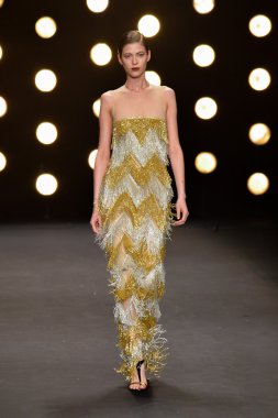 Model Naeem Khan koleksiyonunda podyumda yürüyor