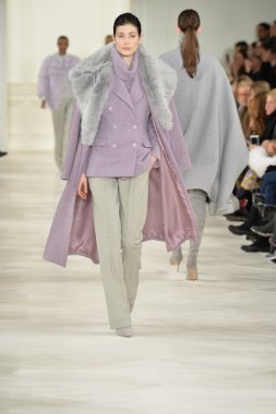 model yürür pist ralph lauren gösterisi