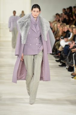 model yürür pist ralph lauren gösterisi