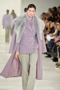 model yürür pist ralph lauren gösterisi