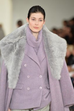model yürür pist ralph lauren gösterisi