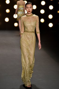 Model Naeem Khan koleksiyonunda podyumda yürüyor