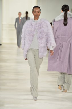 model yürür pist ralph lauren gösterisi