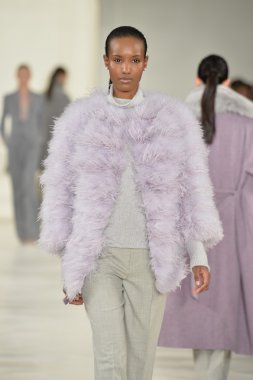 model yürür pist ralph lauren gösterisi