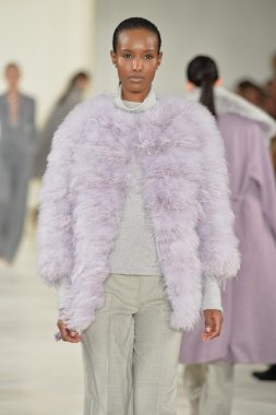 model yürür pist ralph lauren gösterisi