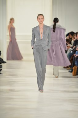 model yürür pist ralph lauren gösterisi