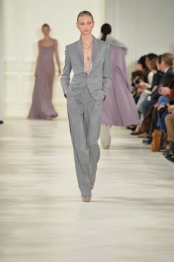 model yürür pist ralph lauren gösterisi