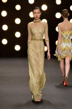 Model Naeem Khan koleksiyonunda podyumda yürüyor