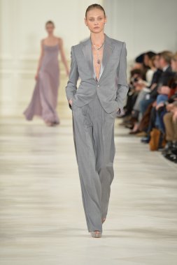 model yürür pist ralph lauren gösterisi