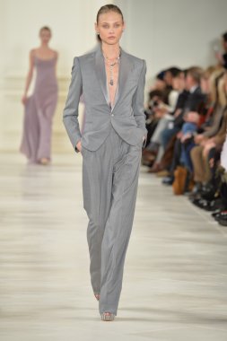 model yürür pist ralph lauren gösterisi