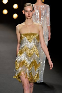 Model Naeem Khan koleksiyonunda podyumda yürüyor