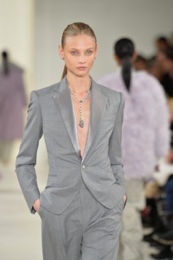 model yürür pist ralph lauren gösterisi
