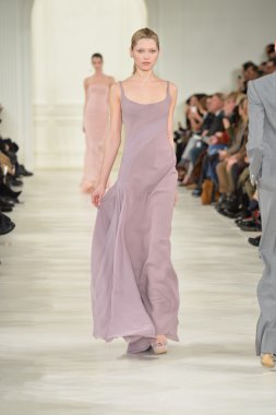 model yürür pist ralph lauren gösterisi