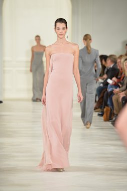 model yürür pist ralph lauren gösterisi