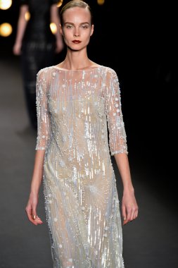 Model Naeem Khan koleksiyonunda podyumda yürüyor