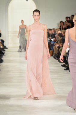 model yürür pist ralph lauren gösterisi