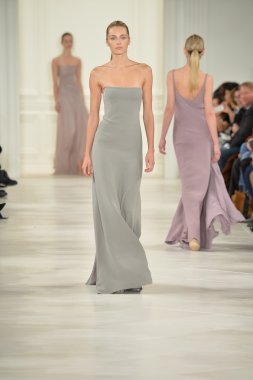 model yürür pist ralph lauren gösterisi