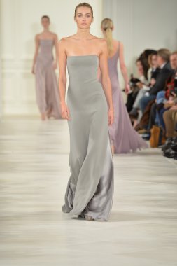 model yürür pist ralph lauren gösterisi