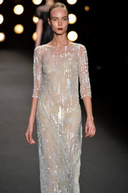 Model Naeem Khan koleksiyonunda podyumda yürüyor