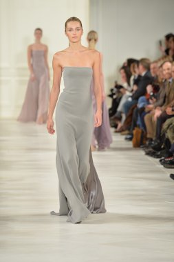 model yürür pist ralph lauren gösterisi