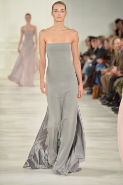 model yürür pist ralph lauren gösterisi