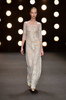 modeli pist naeem khan sonbahar yürür.