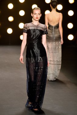 modeli pist naeem khan sonbahar yürür.