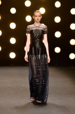 modeli pist naeem khan sonbahar yürür.