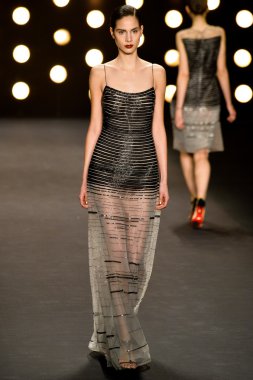 modeli pist naeem khan sonbahar yürür.