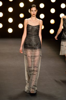 modeli pist naeem khan sonbahar yürür.