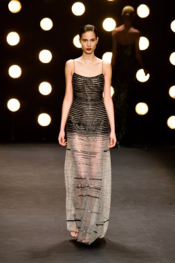 modeli pist naeem khan sonbahar yürür.