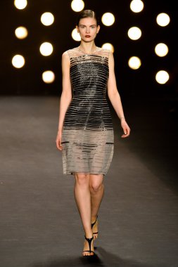 modeli pist naeem khan sonbahar yürür.