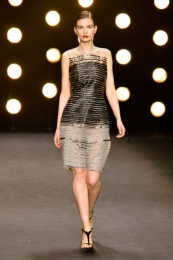 modeli pist naeem khan sonbahar yürür.