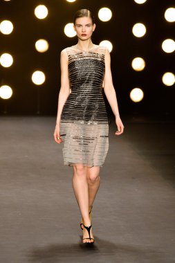 modeli pist naeem khan sonbahar yürür.