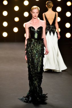 modeli pist naeem khan sonbahar yürür.