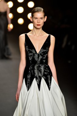 modeli pist naeem khan sonbahar yürür.