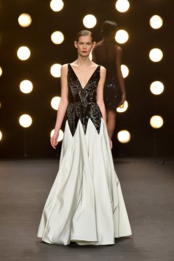 modeli pist naeem khan sonbahar yürür.